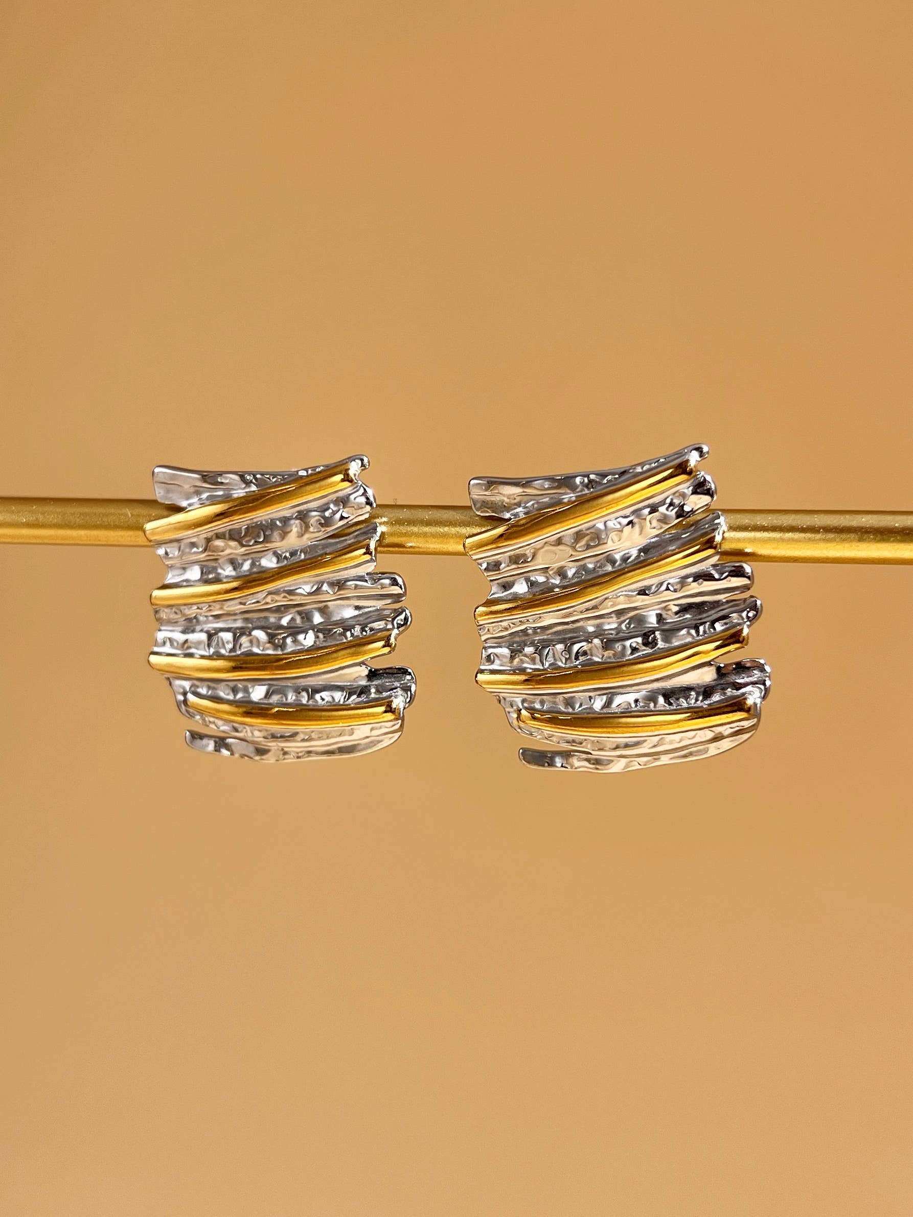 COSMOS - Vente Boucles d'oreilles ear jackets/manchettes d'oreille (climbers) - Boucles d’Oreilles en acier design texturé bicolore en acier1