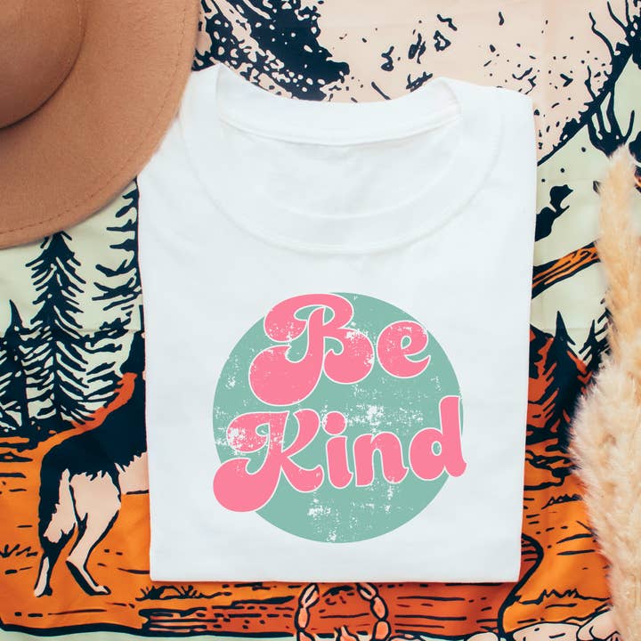 T-SHIRT Be Kind per la vendita all'ingrosso da parte di Whiskey Cactus Boutique