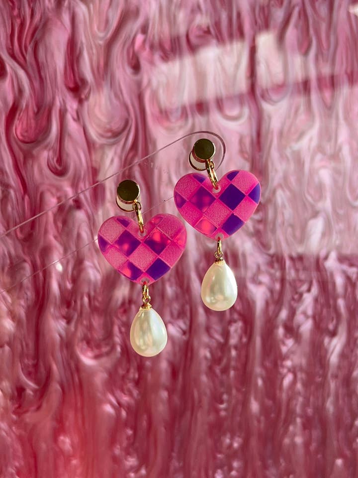 Cœurs en perles à carreaux roses iridescents pour la vente par Studio Nena