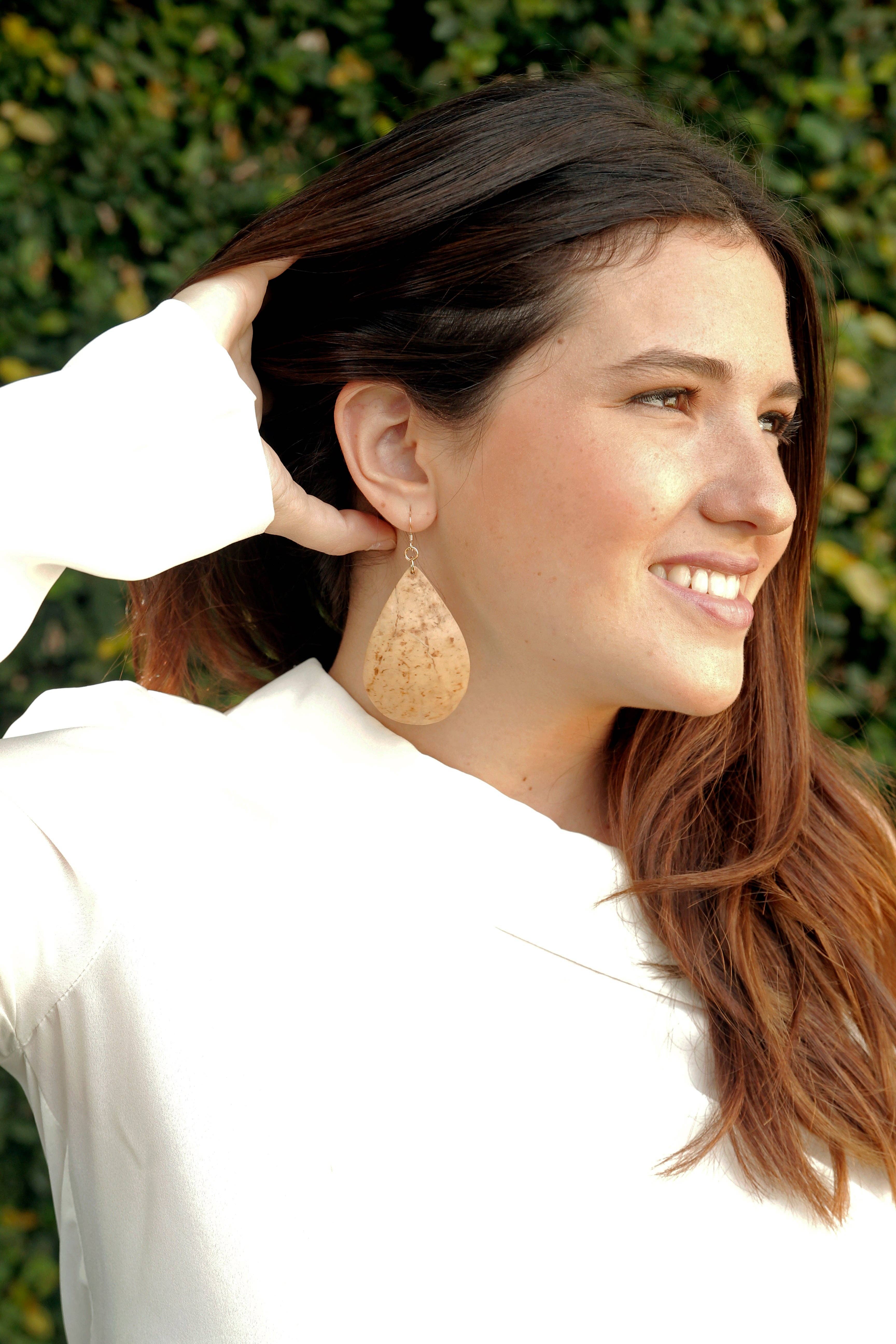 Coco & Souls – wholesale Dangle earrings – White Coconut Teardrop Wood Earrings7