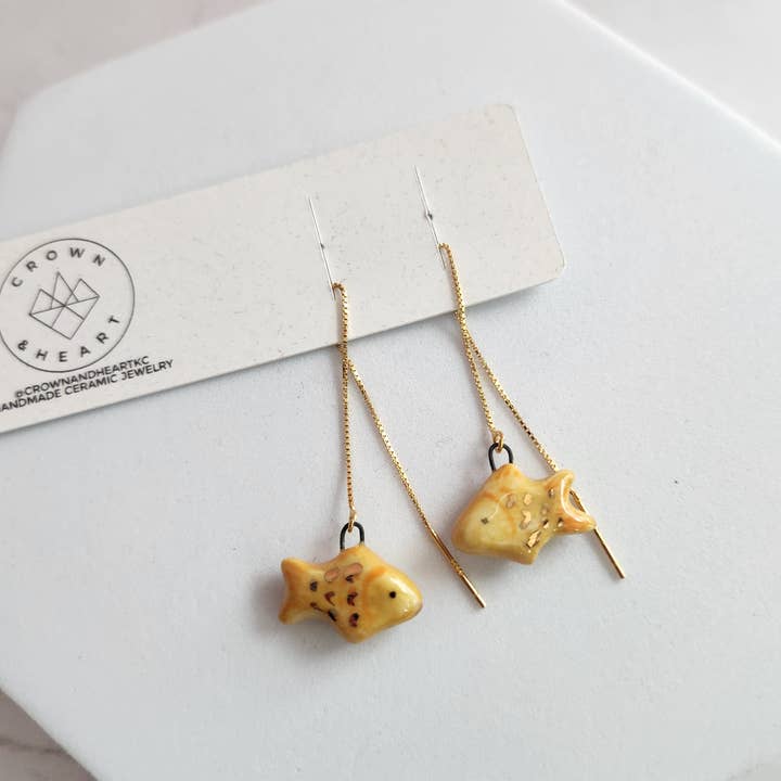 Boucles d'oreilles fil poisson rouge pour la vente par Crown & Heart
