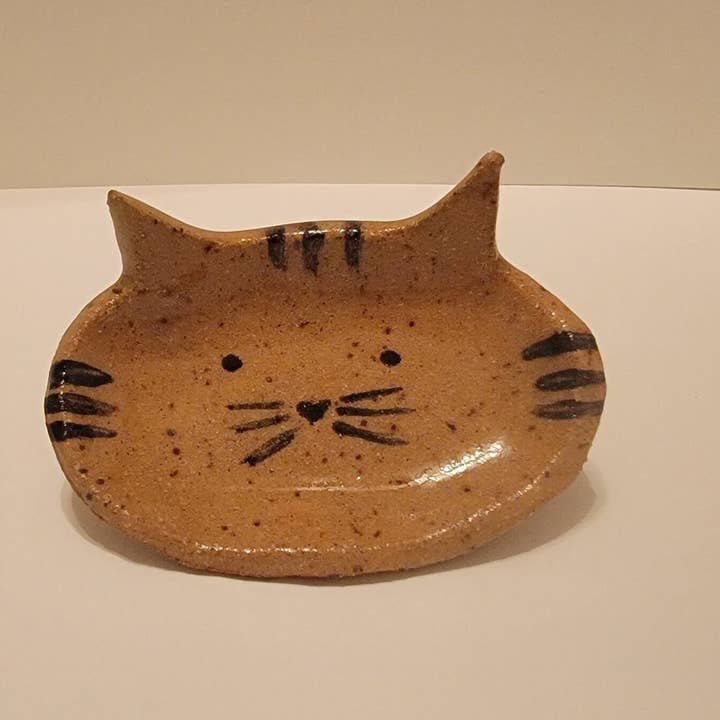 Plat à bagues Tiny Tan Kitty, porte-bijoux en céramique fait main pour la vente par Rough Ware