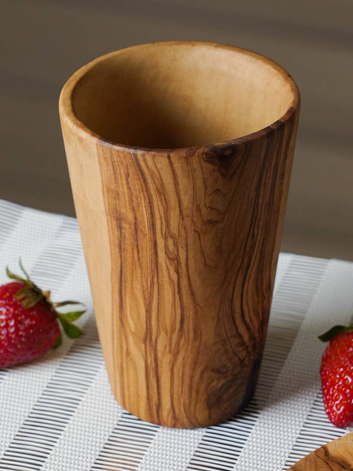 Gobelet en bois d'olivier fait main pour la vente par Handcrafted Olivewood