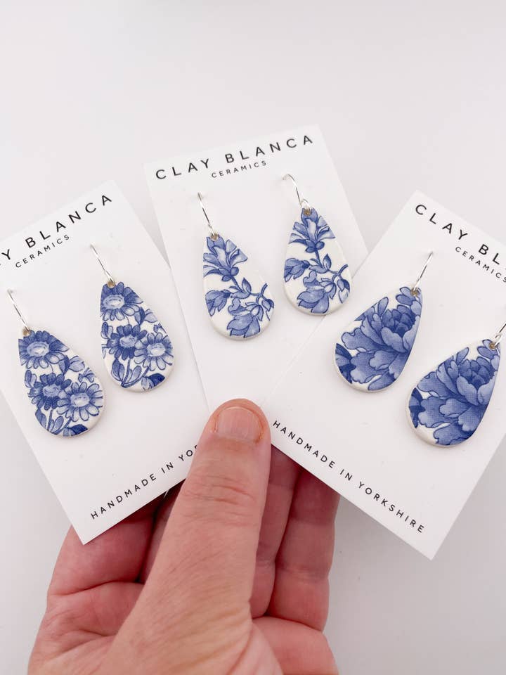 Blaue China-Tropfen-Ohrringe an Silberdraht für den Großhandel von Clay Blanca