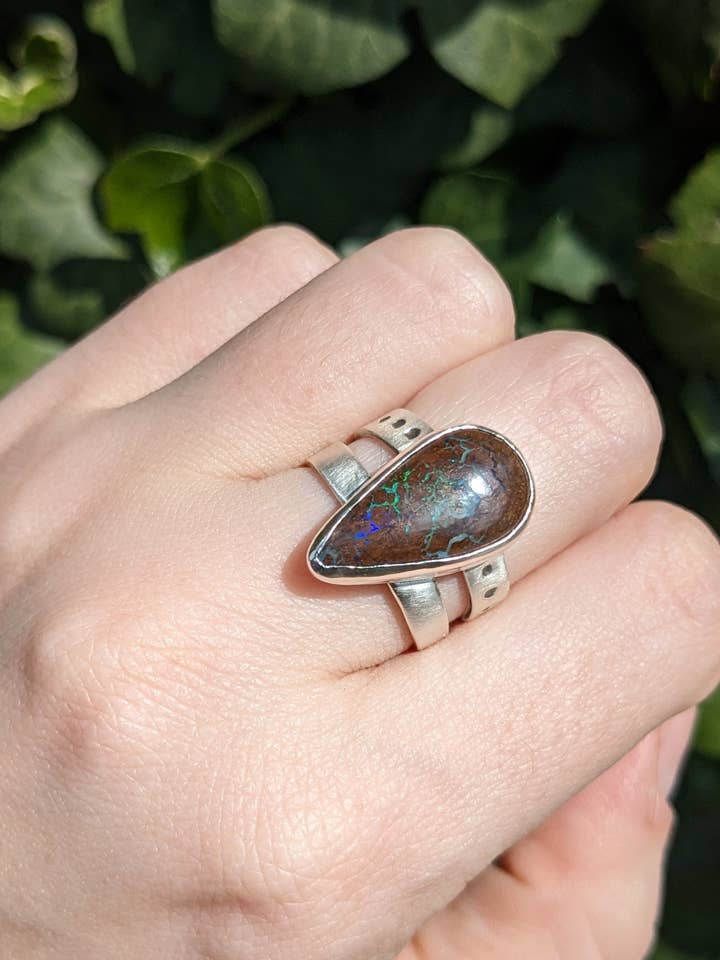 T55/56 Sterlingsilber-Ring mit 6,97 ct Boulder-Opal für den Großhandel von Le Tourbillon Minéral