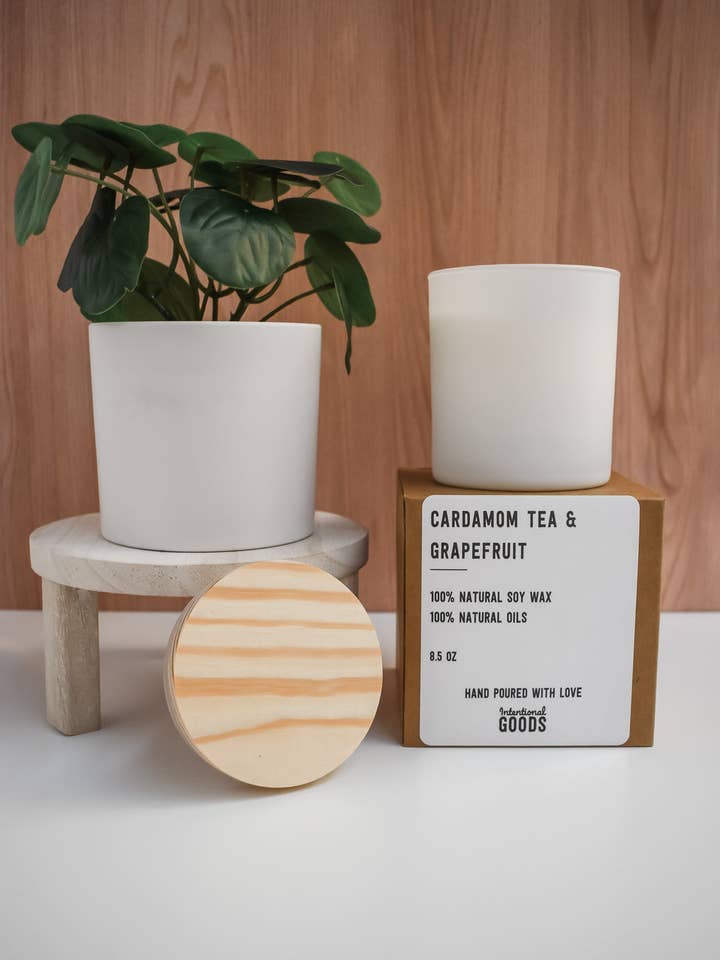 Bougie thé et pamplemousse à la cardamome pour la vente par Intentional Goods