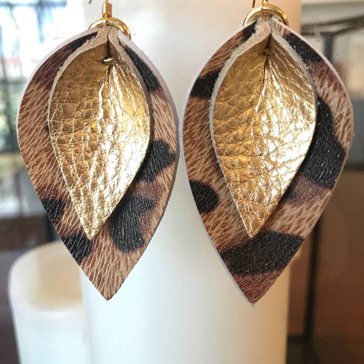 Katie - Doppelschichtige Leder-Ohrringe in Blattform in Metallic-Gold und Leopard für den Großhandel von Luna And Loki Design