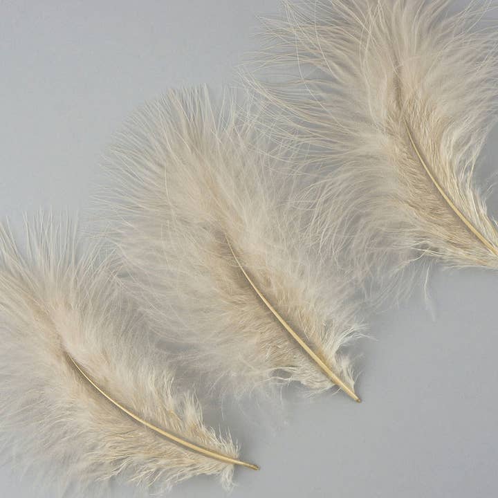 Plumes de marabout de dinde lâches 3-8" teintes - Beige pour la vente par Zucker Feather Products