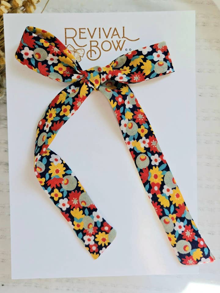 Lazo con lazo de cola larga en clip • Floral retro para venta al por mayor de Revival Bow Co.