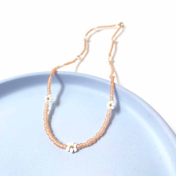 Maggy Gold Mini-Set mit Gänseblümchenhalskette und rosa Gänseblümchen für den Großhandel von LA CABANE A PERLES