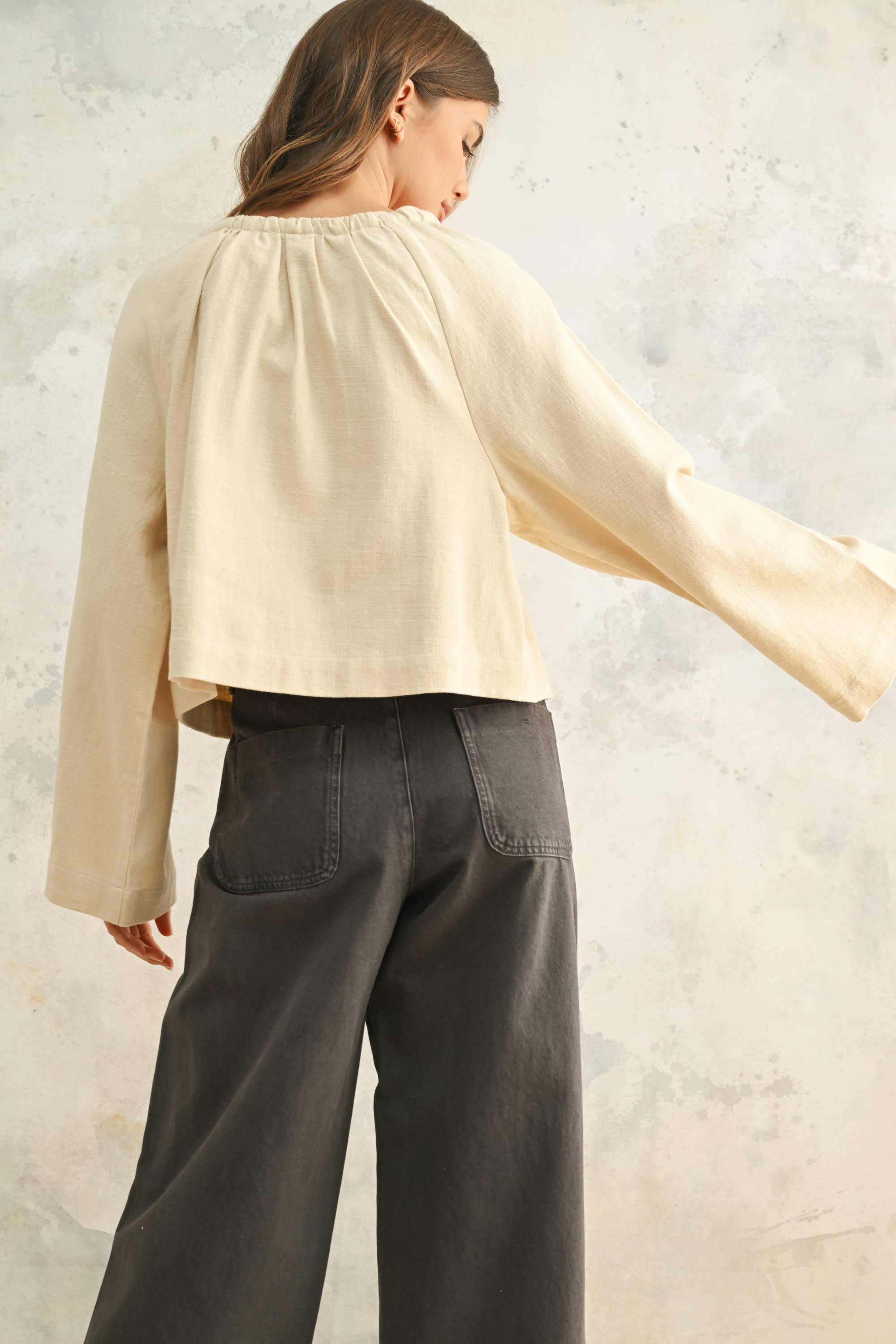 MIOU MUSE – Großhandel Strickjacke – Damen – Leinenmischung Cardigan mit Bindeband vorne2