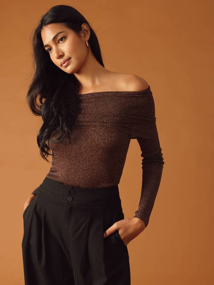 Un pull en tricot à épaules dénudées - ISW5289 pour la vente par FLYING TOMATO