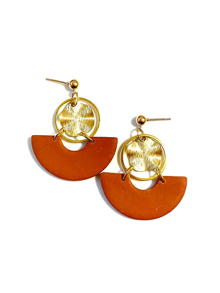 Orecchini Boho in argilla arancione e cannella per la vendita all'ingrosso da parte di Clay by K