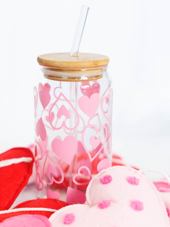 Gobelet en verre en forme de cœur de Saint-Valentin | Couvercle en bambou et paille | Cadeau pour la vente par Everything Labeled- Decorative drinkware for every ocassion