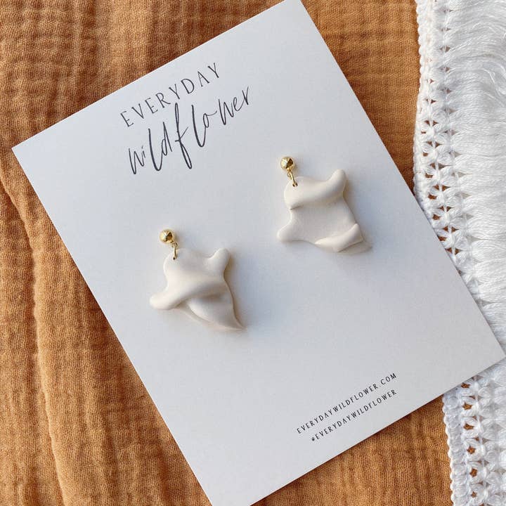 Boucles d'oreilles fantômes en argile polymère | Boucles d'oreilles pour la vente par Everyday Wildflower