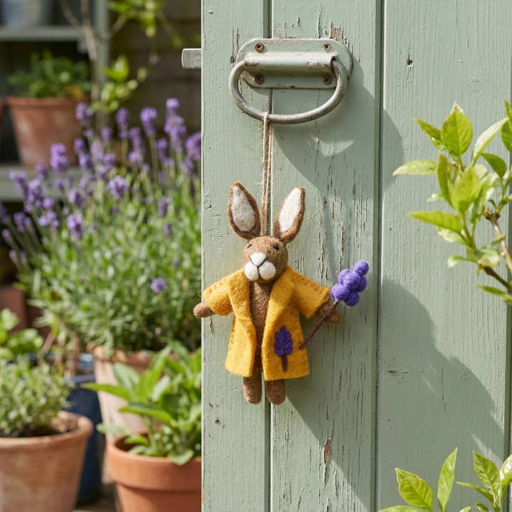 Décoration suspendue de printemps en feutre fait main Lulu Lapin Lavande pour la vente par Felt So Good