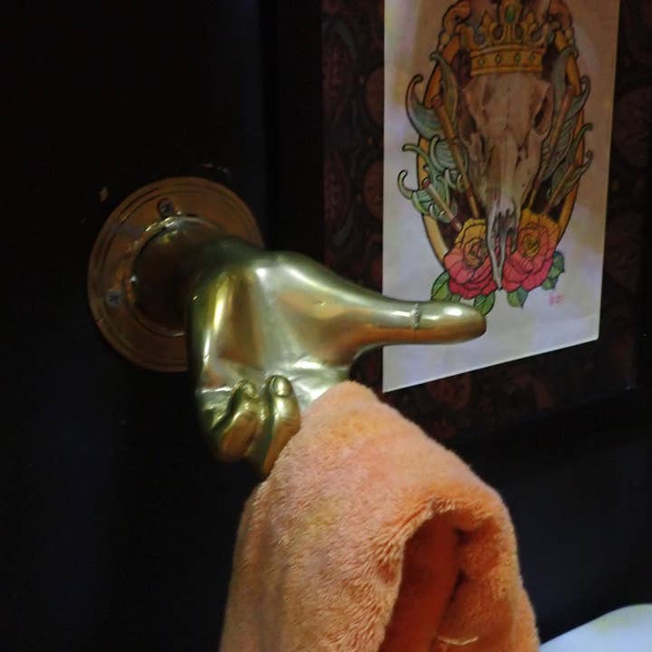 Ubud Glass - Vente Sculpture - Grand crochet mural en laiton massif doré en forme de geste de la main - Décoration intérieure audacieuse10