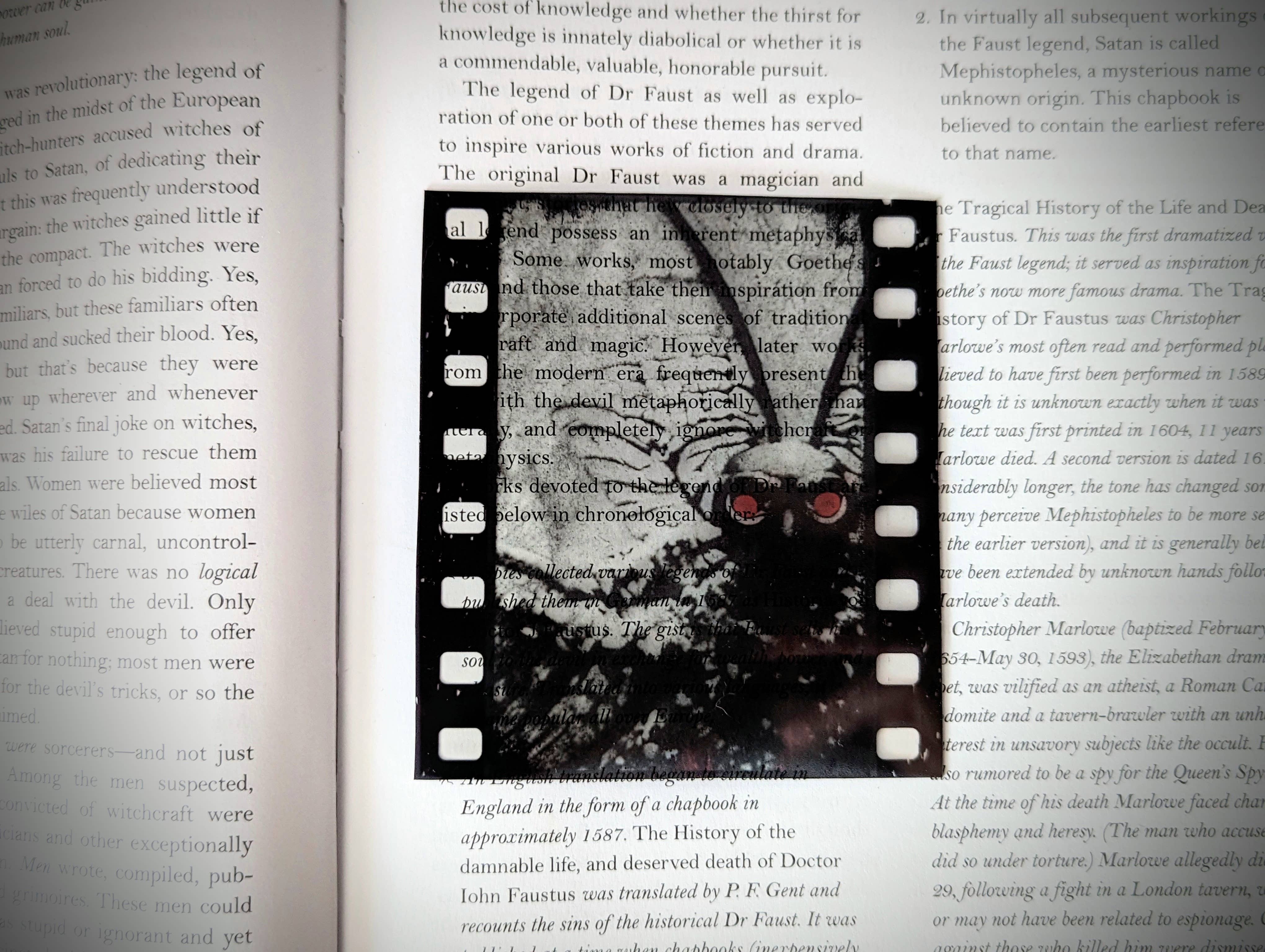 Dark Veinlet - Venta al por mayor Marcapáginas - Marcador transparente - Mothman Film Strip Horror Cryptid1