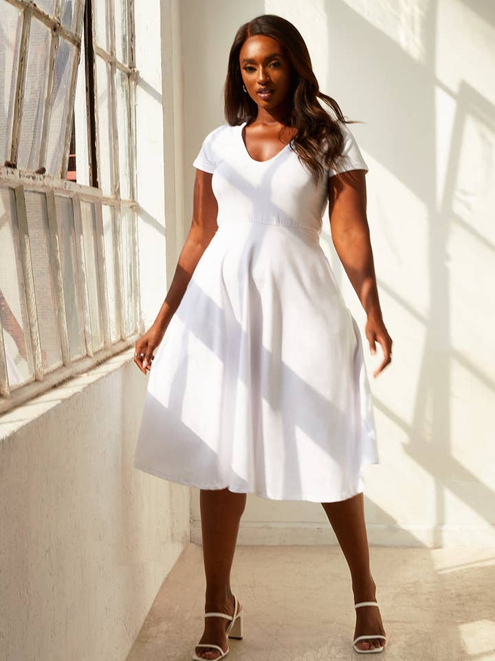 Essentiel V-hals Skater Midikjole m. lommer - Hvid for engroshandel hos REBDOLLS