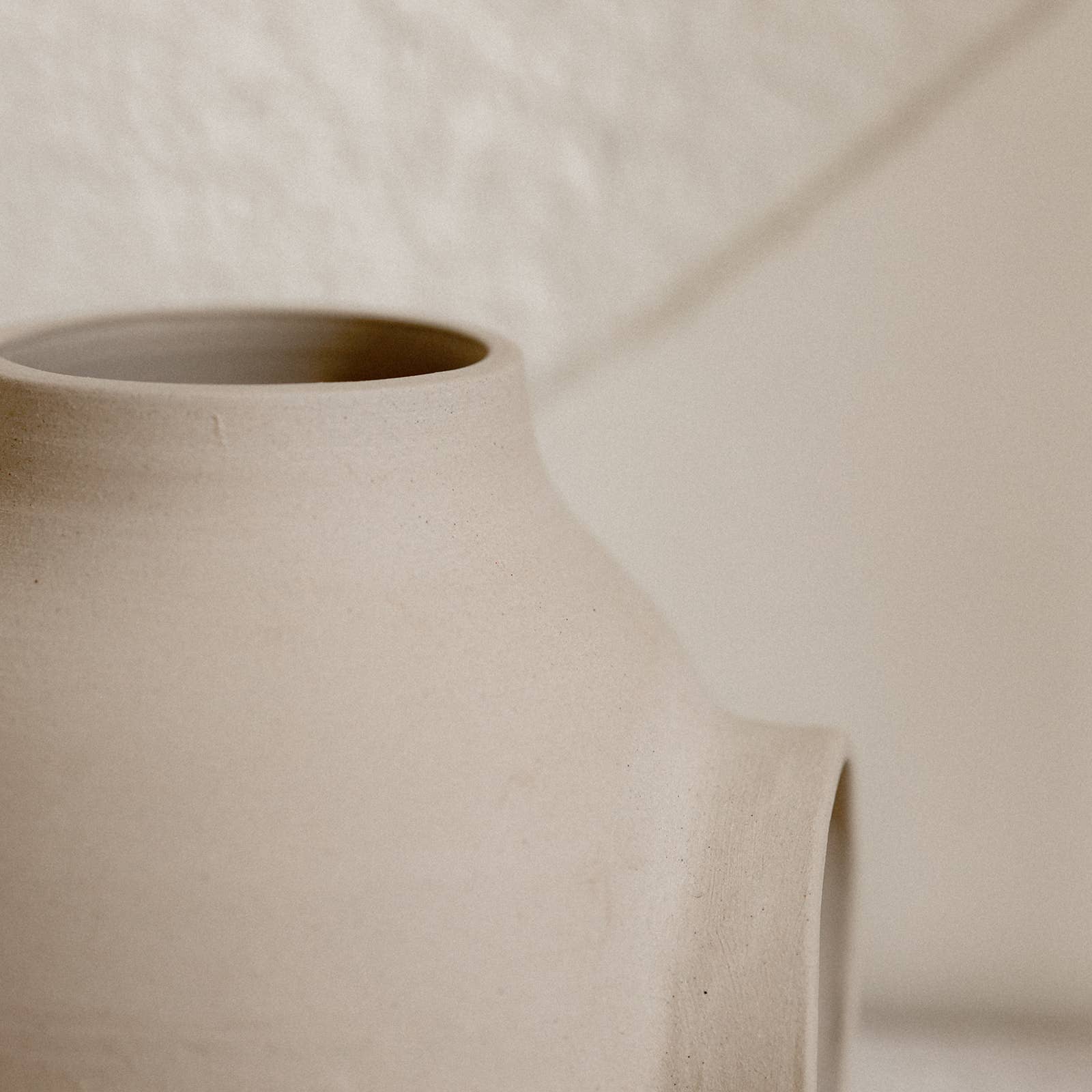 Claycraft – wholesale Vas – Rund keramisk bollvas öppen design rå handgjord3