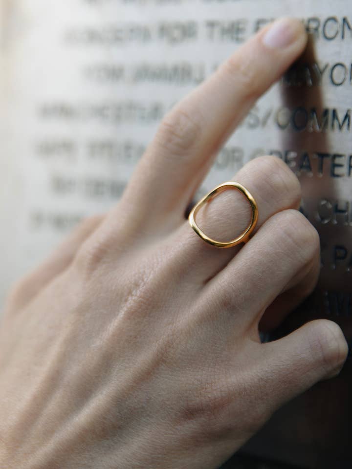 Bague ronde abstraite en or, imperméable pour la vente par Nordic Muse