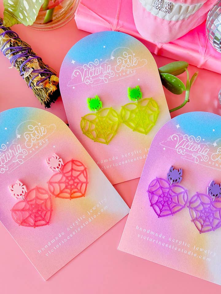 Heart Spider Web Örhängen för wholesale av Victoria Essie Studio