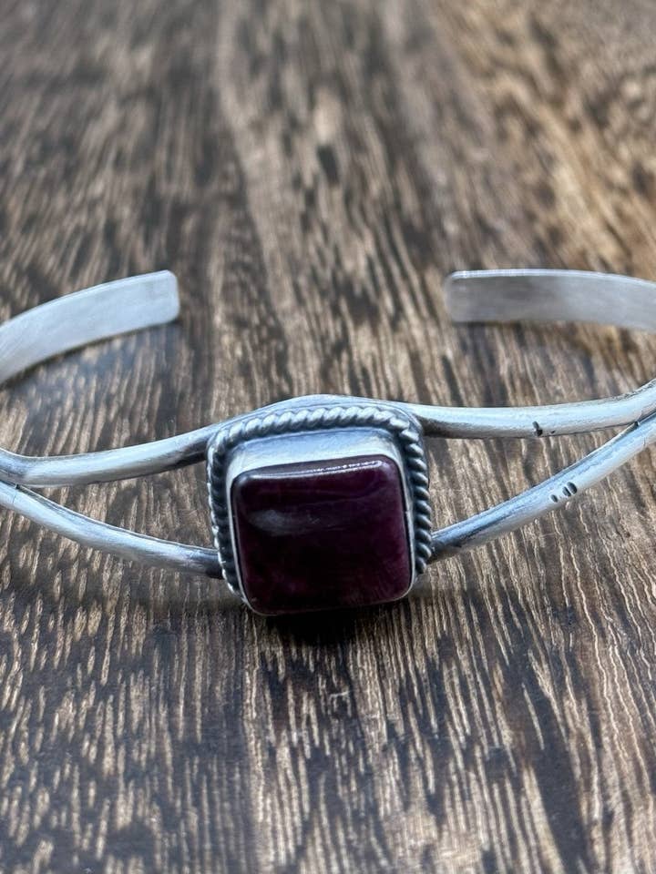 Navajo handgjord armband i sterlingsilver med lila spiny oyster, gammalt utseende. för wholesale av Native City Jewelry