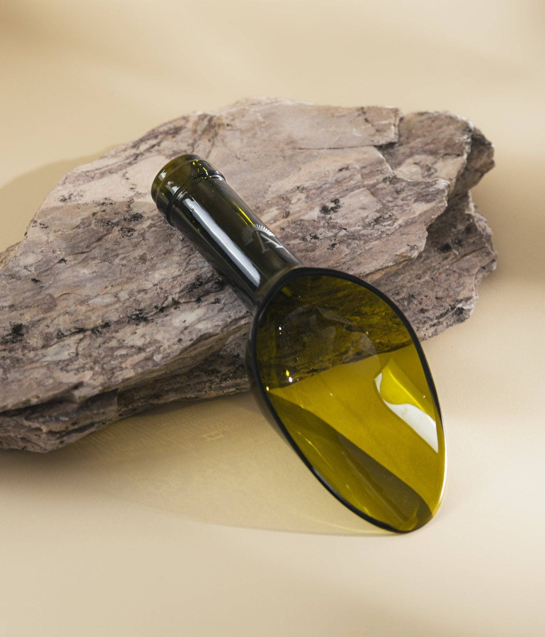 Amarzo – wholesale Serving utensil – Finger Food Single-portion Spoons in Recycled Glass [Glossy Finish] Recycled glass cup with handmade stabilized rose2