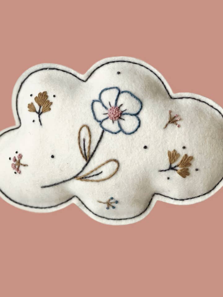 Gestickte Wanddekoration - Rosalie die Wolke für den Großhandel von Les Yeux fripons