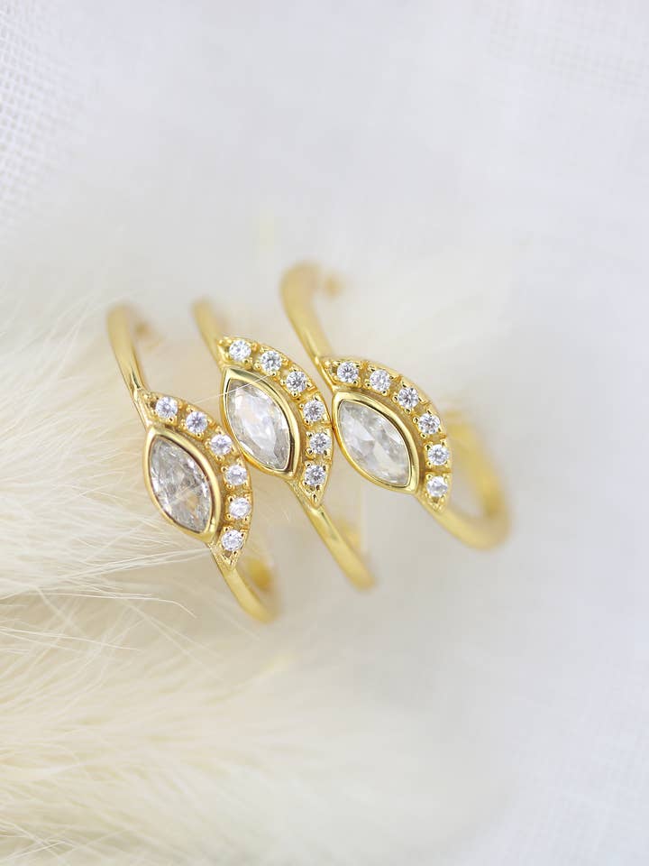 Bague délicate en forme d'œil de marquise en argent sterling plaqué or pour la vente par Humble + Spark