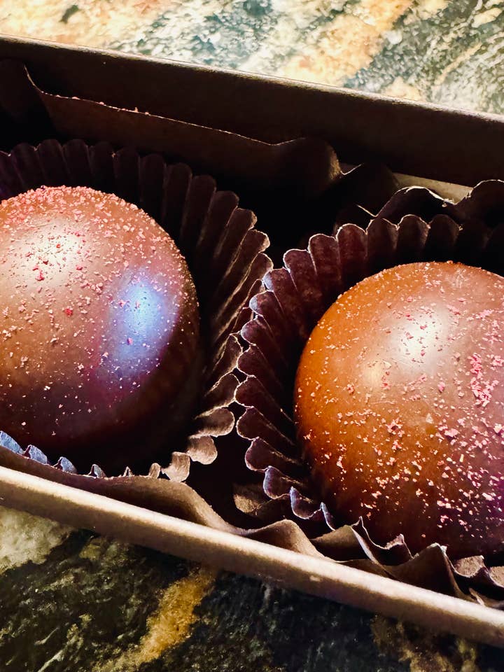 Rustikale handgefertigte dunkle Schokoladentrüffel mit Himbeeren für den Großhandel von Burke Hollow Chocolate Co.