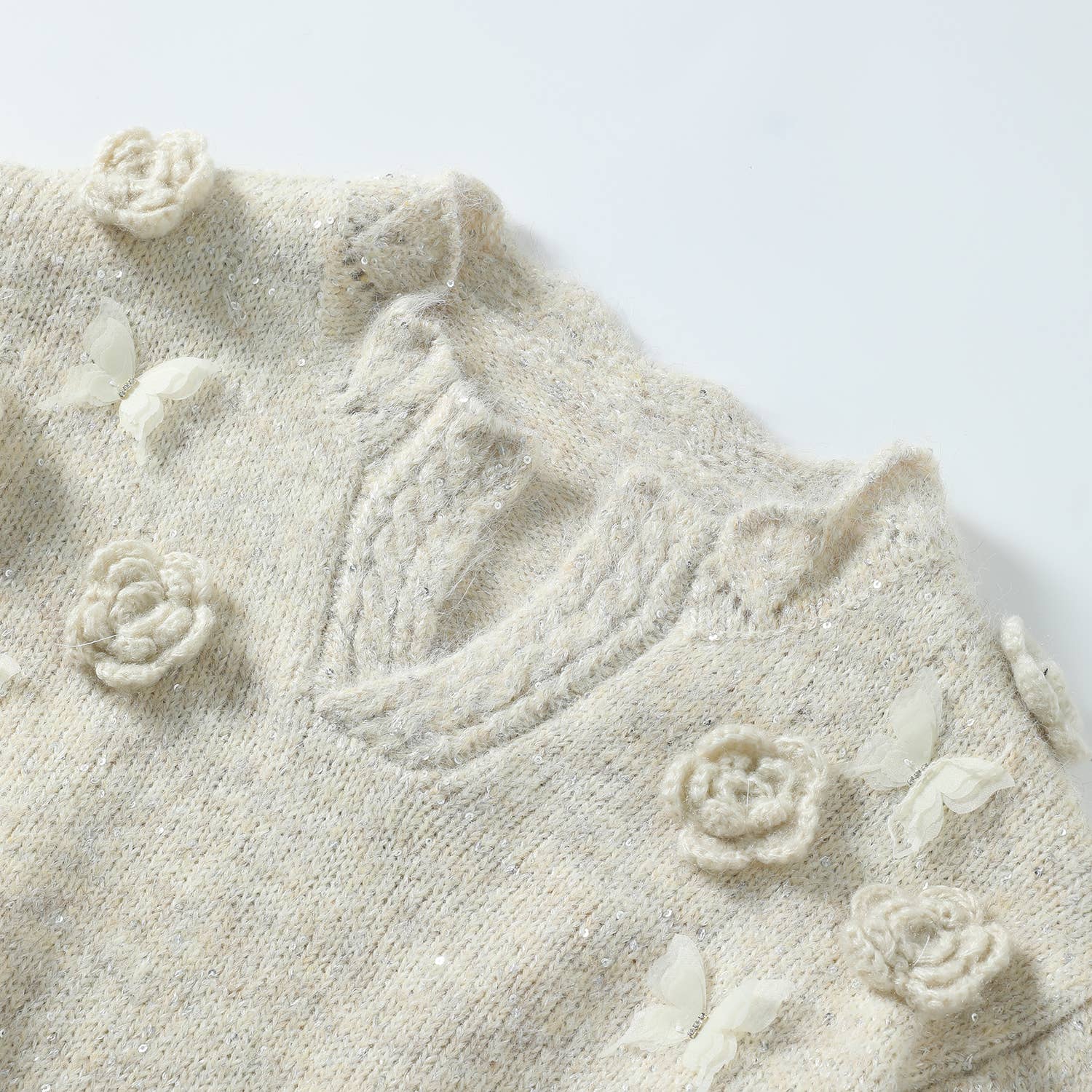 PEACH ACCESSORIES – wholesale Pullovertröja - Dam – Vintage creamfärgad tröja med delikata blomdetaljer SK1763