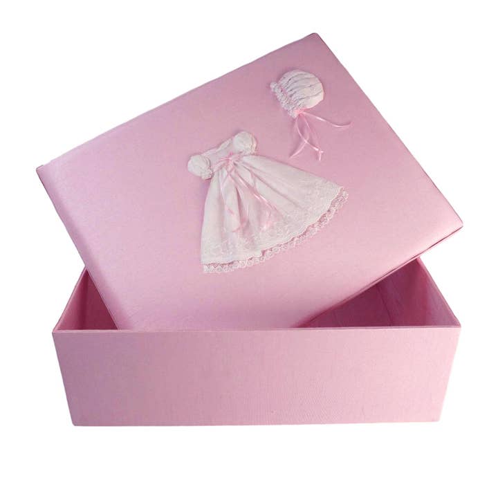 Stor Baby Keepsake Box-Swiss Batiste Klänning på Shantung för wholesale av MARCELA