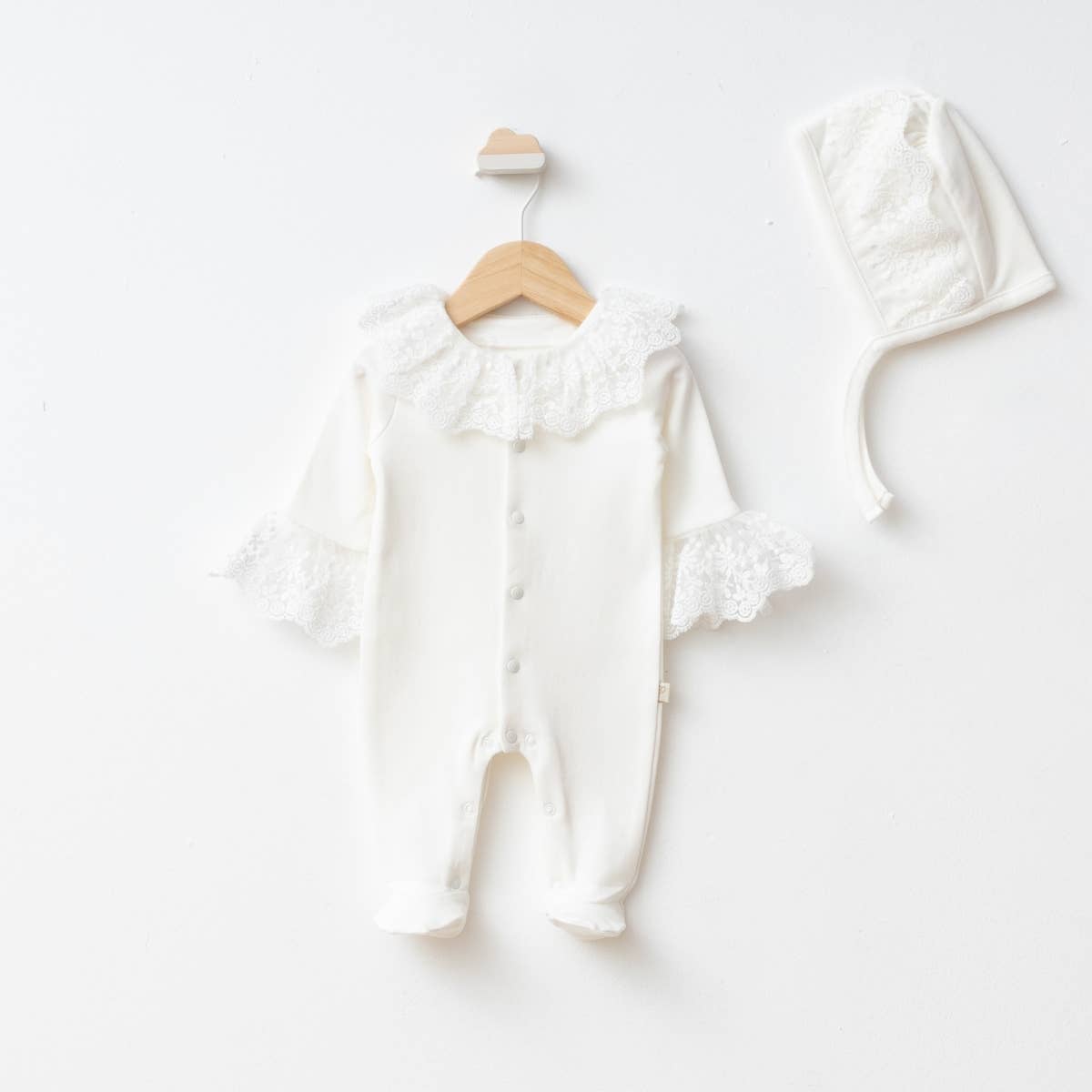 Omnis Pura - Wholesale Clothing Set - Baby - Baby Girl Lace-Trimmed Romper with Matching Bonnet | 3–6–9 M2