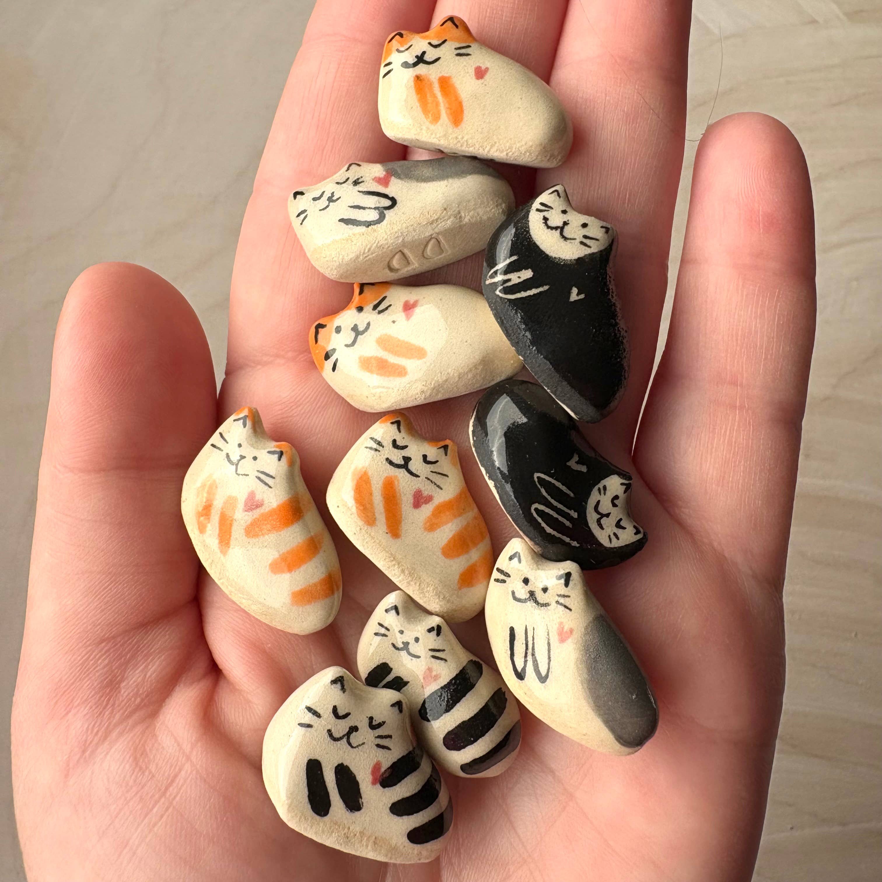 Dariia Dziuba - Wholesale Decorative Figurine - Tiny Hand-Sculpted Ceramic Cats with Heart – Assorted Designs2