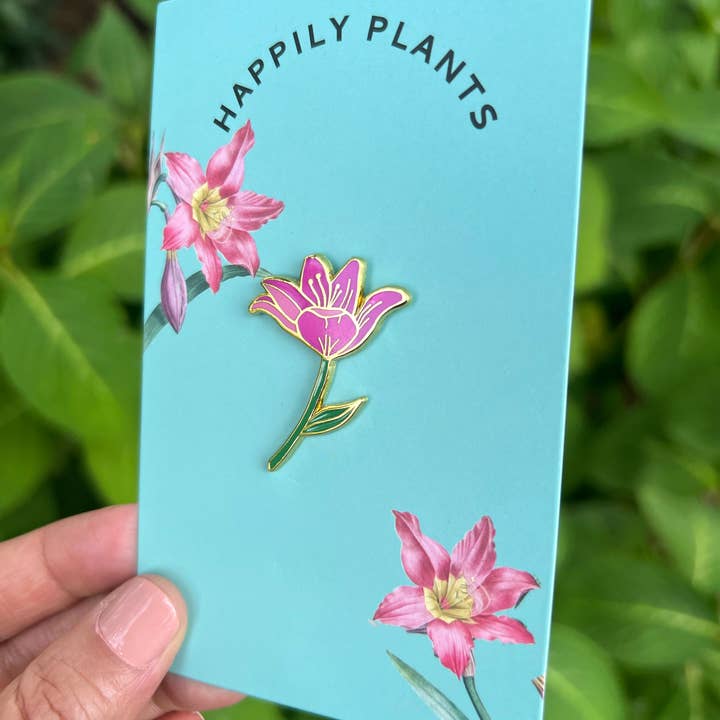 Happily Plants - Venta al por mayor Botón/prendedor - Alfiler de solapa con forma de flor de lirio rosa de HAPPY PLANTS, regalo para plantas de jardín