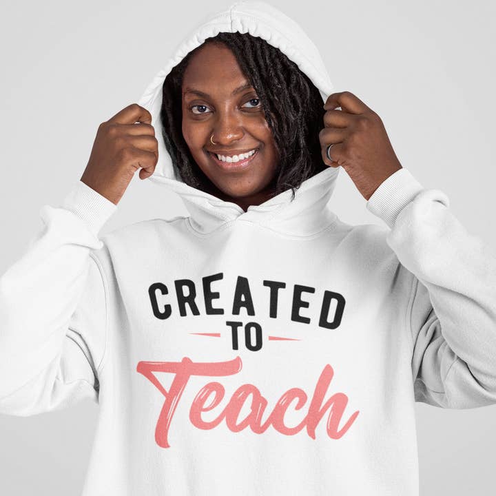 Camisola Criada para Ensinar - Script Bold por atacado de Dukes Designs & Creations