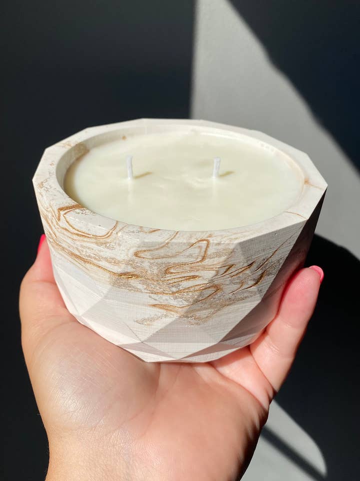 Guld Double Wick Concrete Candle 10 oz. Soja för wholesale av Maven Creations
