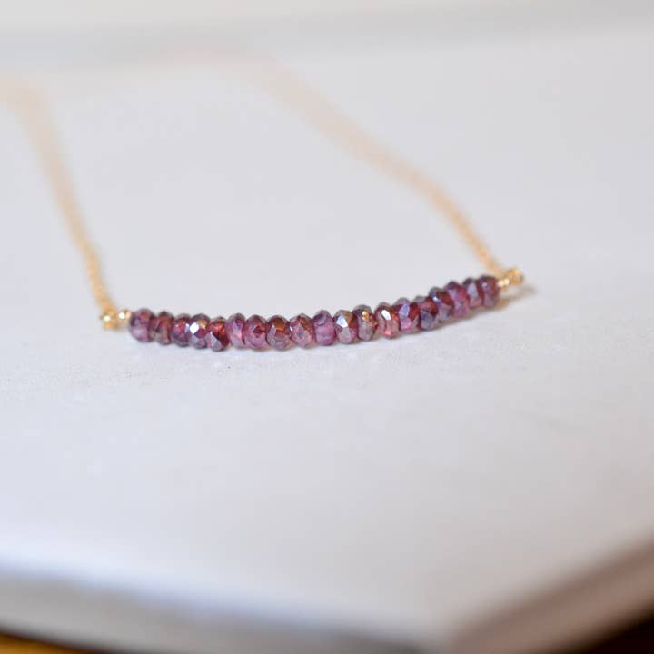 Ædelstensperler, buet stanghalskæde, rød facetslebet granat for engroshandel hos Sela+Sage