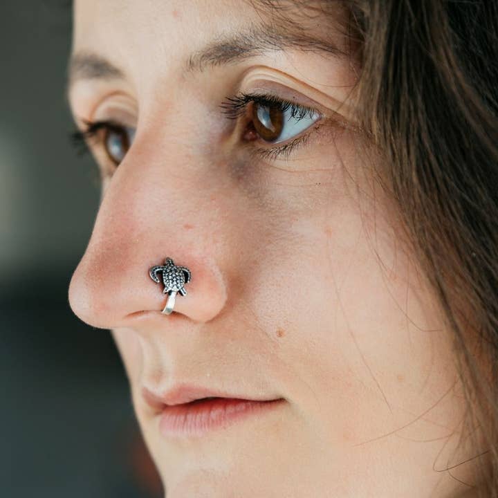 Pince-nez en argent allemand oxydé en forme de tortue pour nez non percé pour la vente par The Colourful Aura