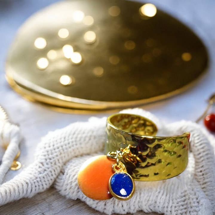 Anillo dorado dorado con piedra lapislázuli y lentejuelas para venta al por mayor de TOURMALYN