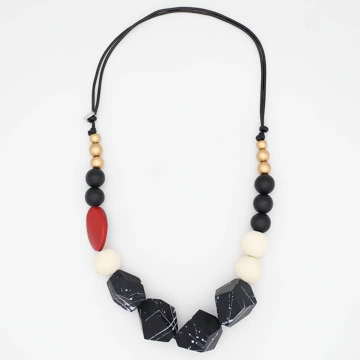 Caroline rød og sort chunky træhalskæde for engroshandel hos Sylca Designs