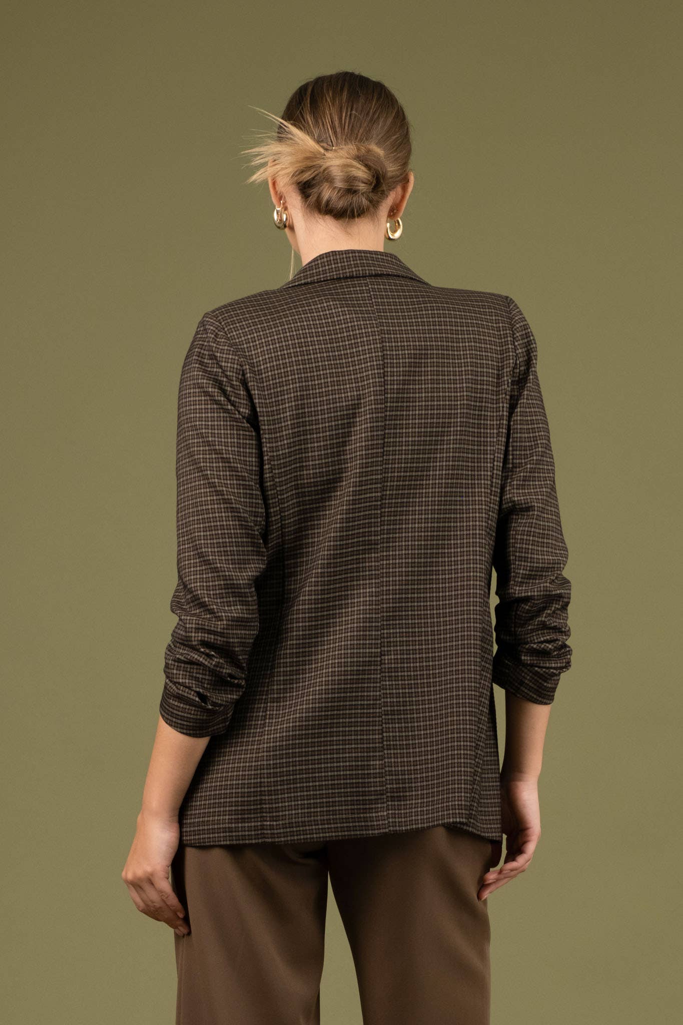 The Workshop Studio – wholesale Blazer - Dam – Rutig blazer med krage och 3/4 ärm med rynkdetalj1