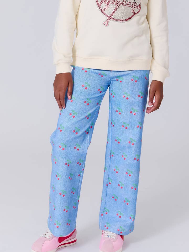 Flickbyxor i twill med körsbär på denim för wholesale av Terez