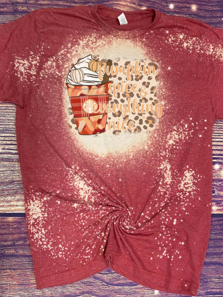 T-shirt candeggina zucca speziata per la vendita all'ingrosso da parte di Cute As A Rustic Button