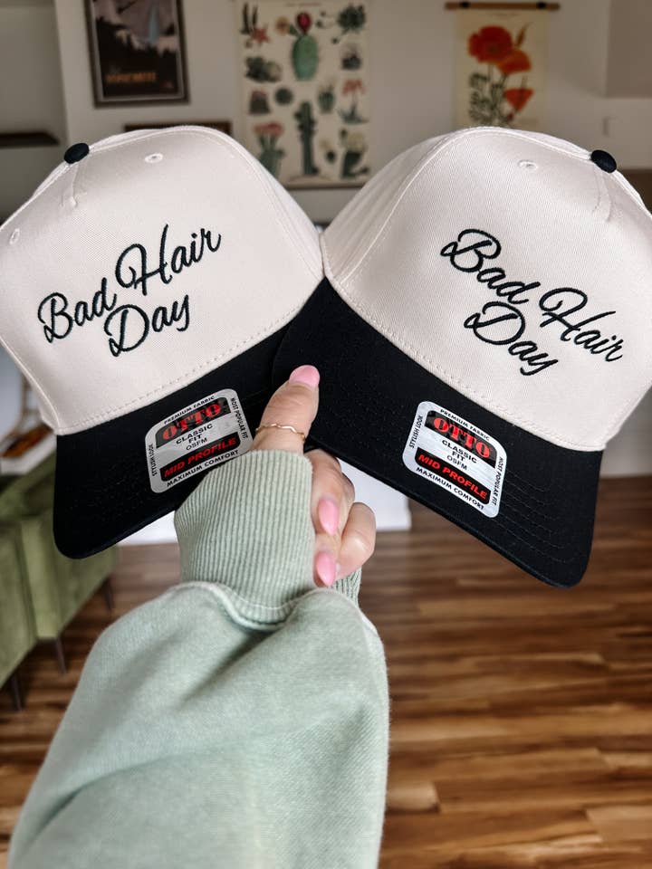 Bonnet brodé Bad Hair Day pour la vente par DENVERCO.
