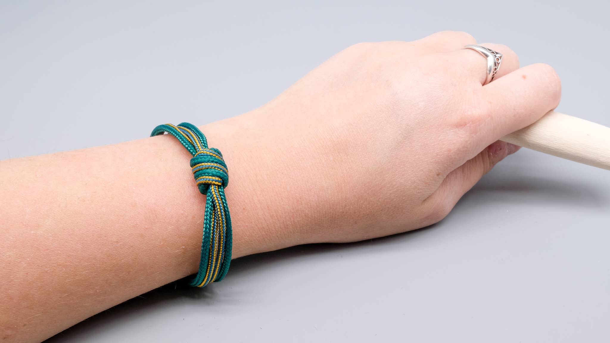 La Fabrique du Noeud – Engroshandel Flettet armbånd – Paracord-armbånd med grøn og gul spiralknude7