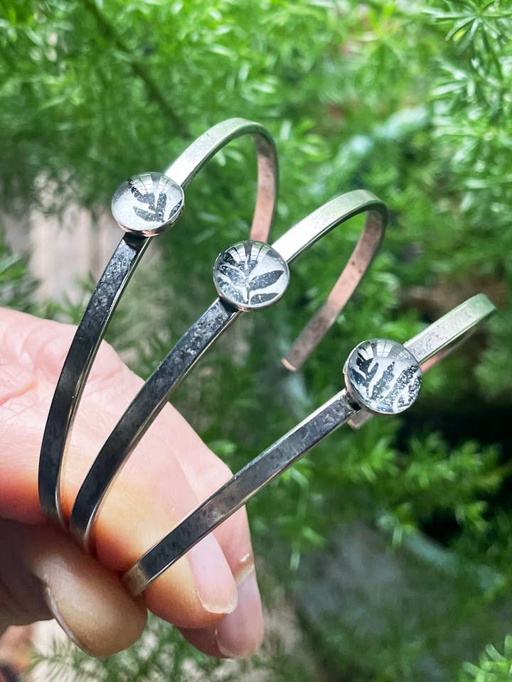 Slank sølvmanchet armbånd - bregner, sort/hvid silhuet, natur for engroshandel hos joeyfivecents