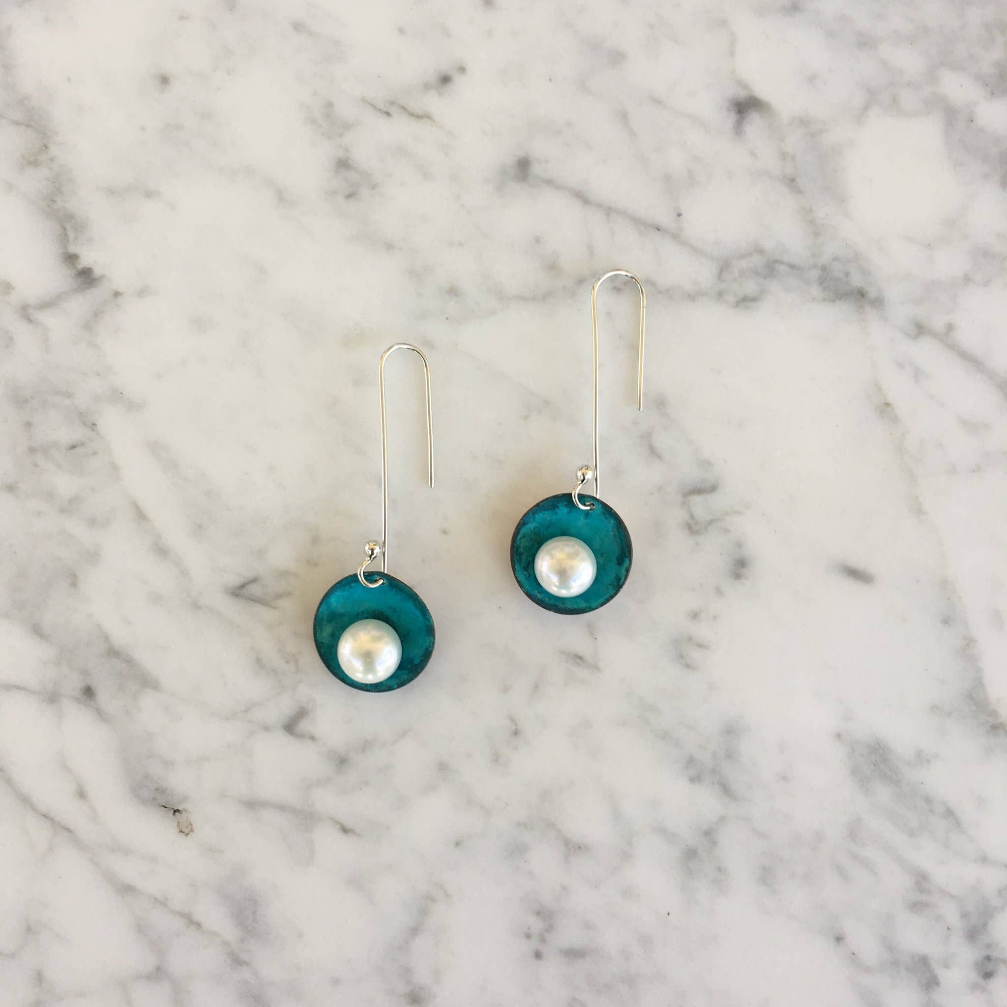 Indigo Bee Co. - Vendita all'ingrosso Orecchini pendenti - Orecchini in rame ossidato e perle