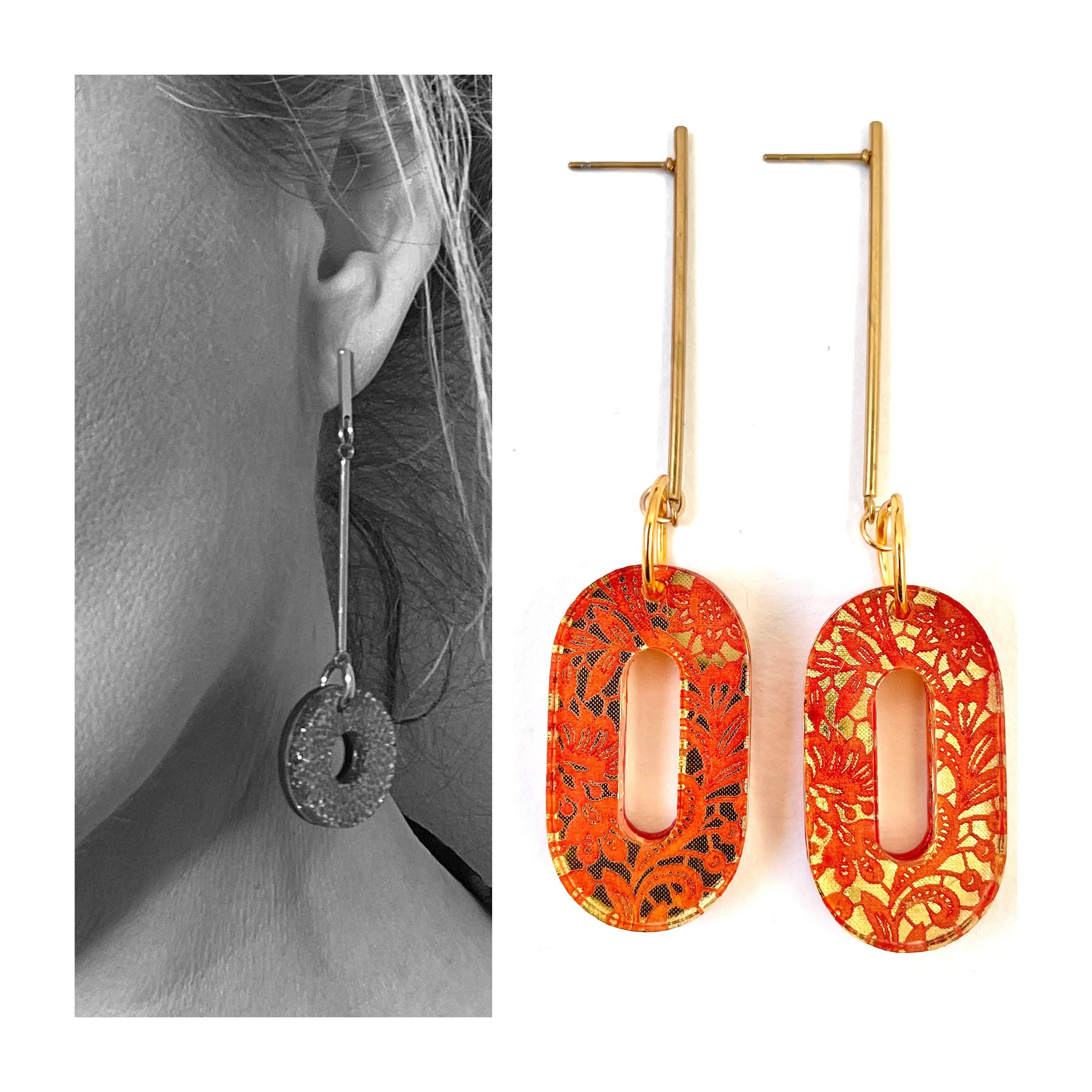 Mothú Jewellery - Venta al por mayor Pendientes colgantes - Pendiente colgante, acrílico escarlata y dorado, estampado de encaje, dorado6